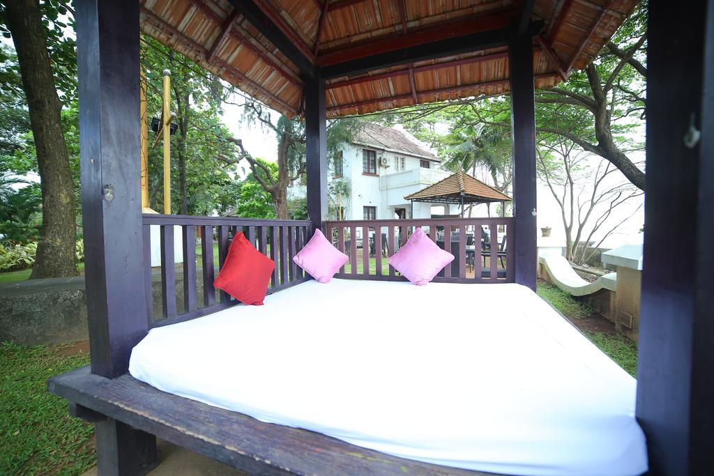 Old Lighthouse Bristow Hotel , Fort Kochi Екстериор снимка